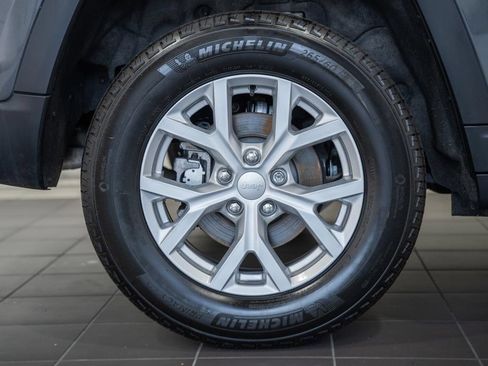 Used 2023 Jeep Grand Cherokee Limited AWD/4WD image 18
