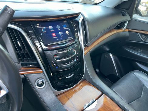 Used 2017 Cadillac Escalade ESV Premium Luxury image 34