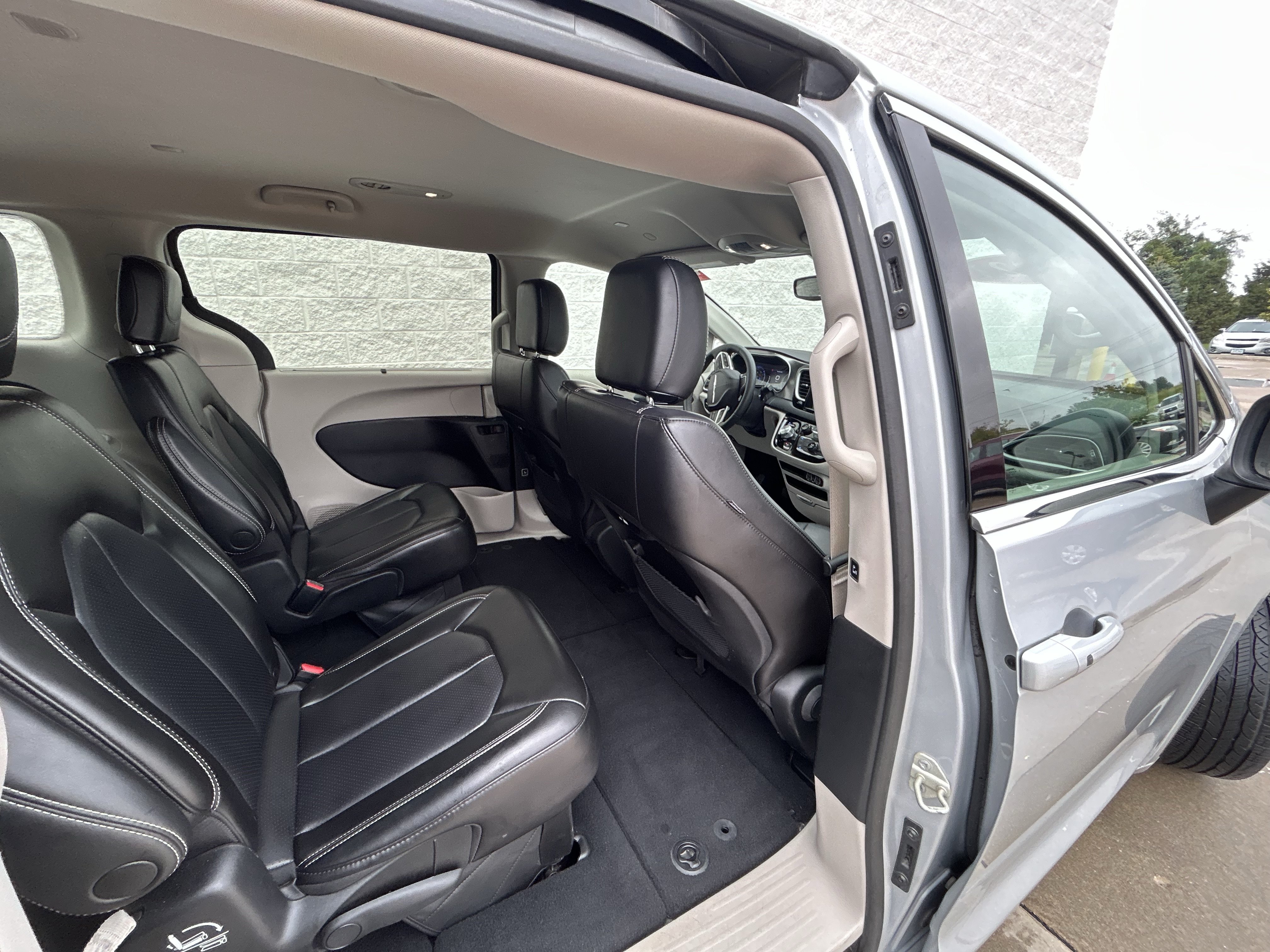 Used 2023 Chrysler Pacifica Touring-L FWD image 15
