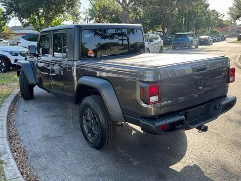 Used 2025 Jeep Gladiator Sport AWD/4WD image 2