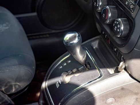 Used 2015 Jeep Patriot Latitude AWD/4WD image 19