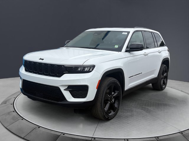 Used 2025 Jeep Grand Cherokee Altitude AWD/4WD image 7