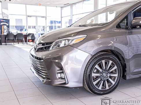 Used 2019 Toyota Sienna Limited image 5