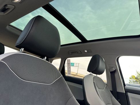 Used 2025 Volkswagen Taos SE w/ Panoramic Sunroof Package image 16