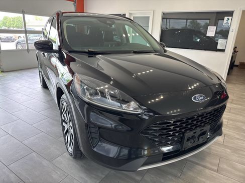 Used 2020 Ford Escape SE Sport image 2