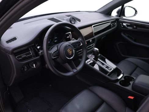 Used 2025 Porsche Macan image 4