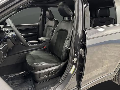 Used 2024 Jeep Grand Cherokee Altitude image 4