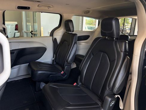 Used 2023 Chrysler Pacifica Touring-L FWD image 18