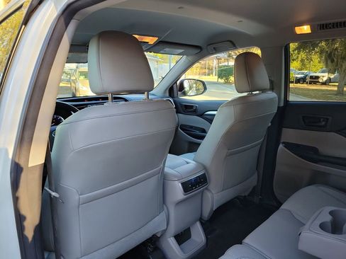 Used 2017 Toyota Highlander Plus image 16