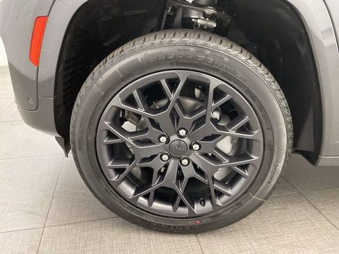 New 2025 Jeep Grand Cherokee Summit image 13