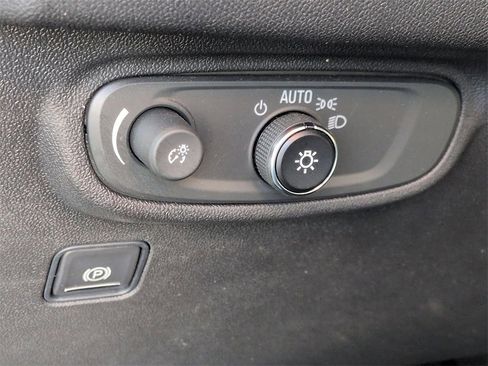 Used 2023 GMC Terrain SLE w/ Driver Convenience Package image 18