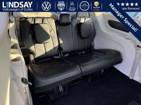 Used 2023 Chrysler Pacifica Touring-L image 13