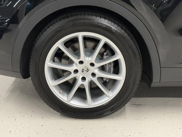 Certified 2025 Porsche Cayenne E-Hybrid w/ Premium Package Plus AWD/4WD image 14