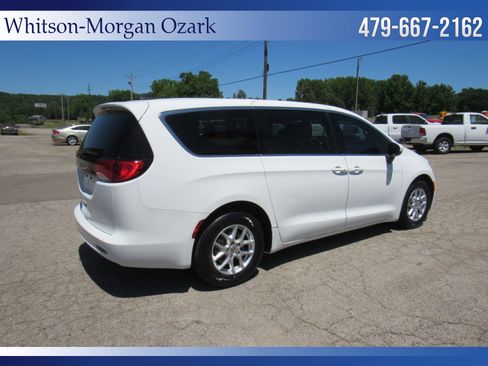 Used 2022 Chrysler Voyager LX FWD image 14