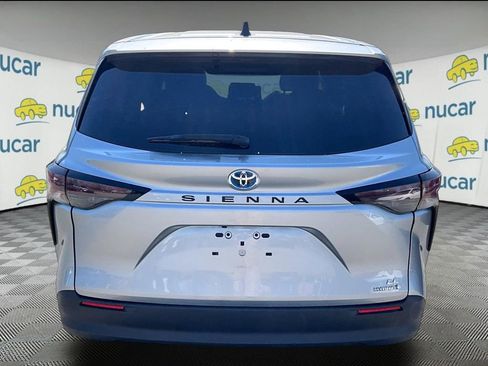 Used 2023 Toyota Sienna LE FWD image 3