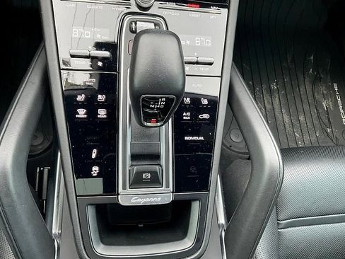 Used 2020 Porsche Cayenne Turbo S image 22