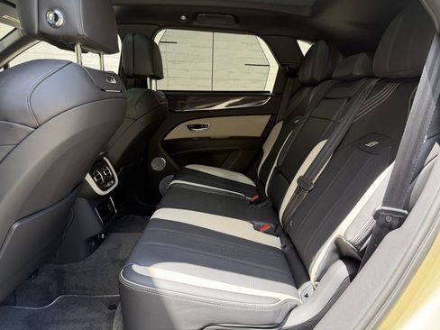 Used 2023 Bentley Bentayga AWD/4WD image 35