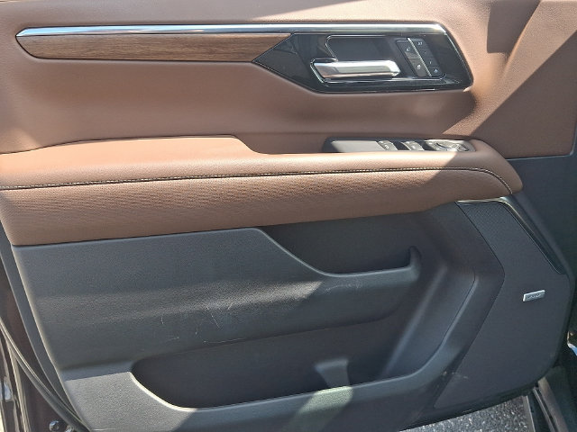 Used 2025 Chevrolet Tahoe High Country AWD/4WD image 24
