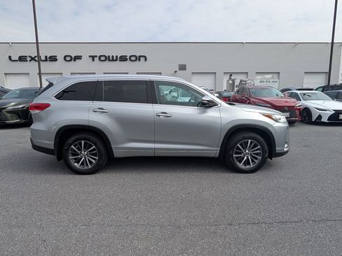 Used 2018 Toyota Highlander XLE image 2