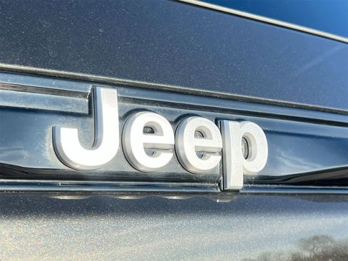 Used 2024 Jeep Grand Cherokee Limited image 12