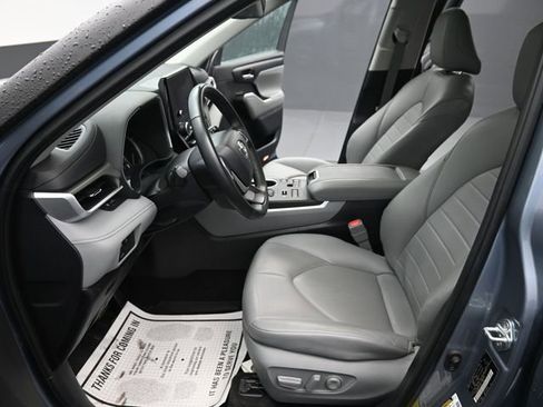 Used 2023 Toyota Highlander XLE AWD/4WD image 15
