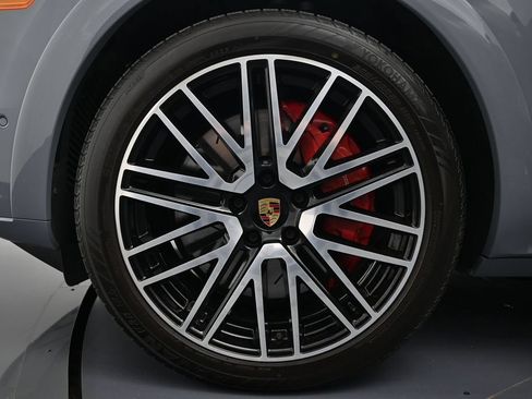 Used 2024 Porsche Cayenne Turbo AWD/4WD image 33