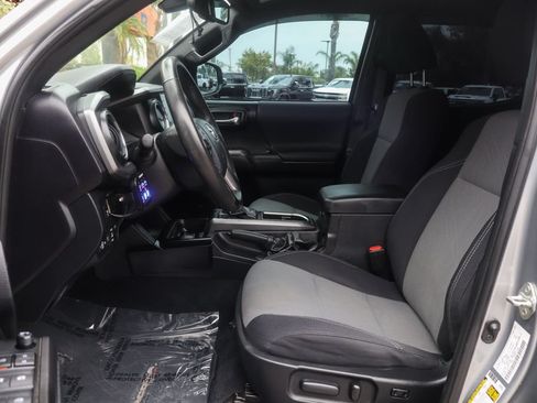 Used 2020 Toyota Tacoma TRD Sport w/ Technology Package AWD/4WD image 19