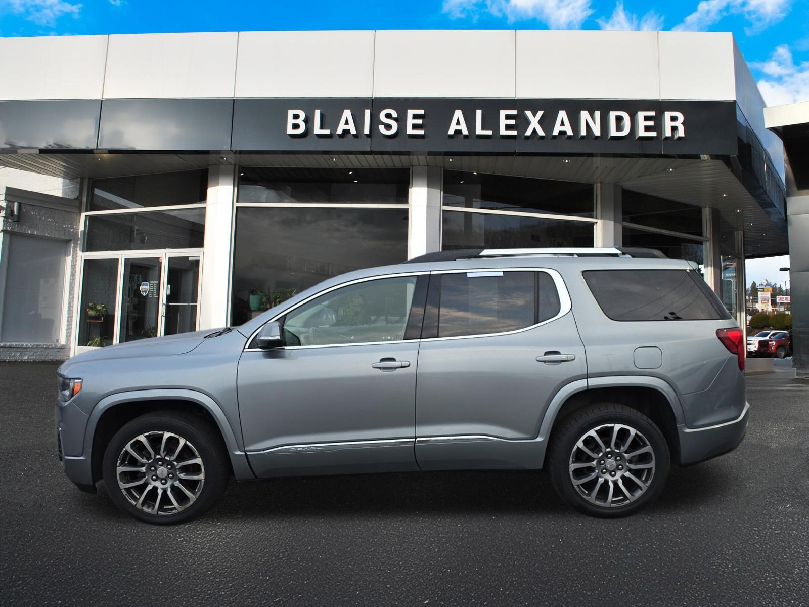 Used 2023 GMC Acadia Denali w/ Denali Technology Package AWD/4WD image 7