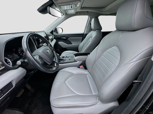 Used 2021 Toyota Highlander XLE image 13