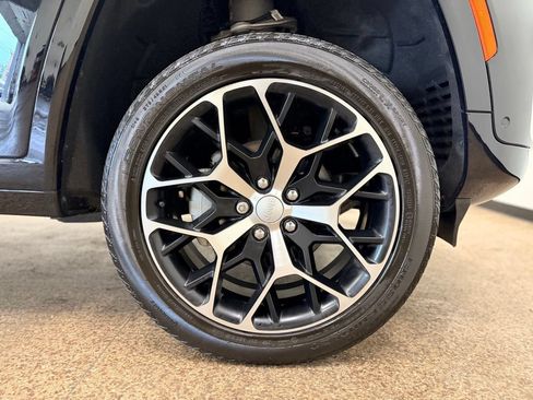 Used 2023 Jeep Grand Cherokee Summit AWD/4WD image 25