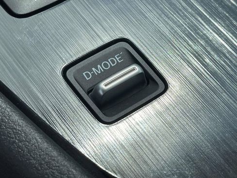 Used 2025 Nissan Rogue S image 27