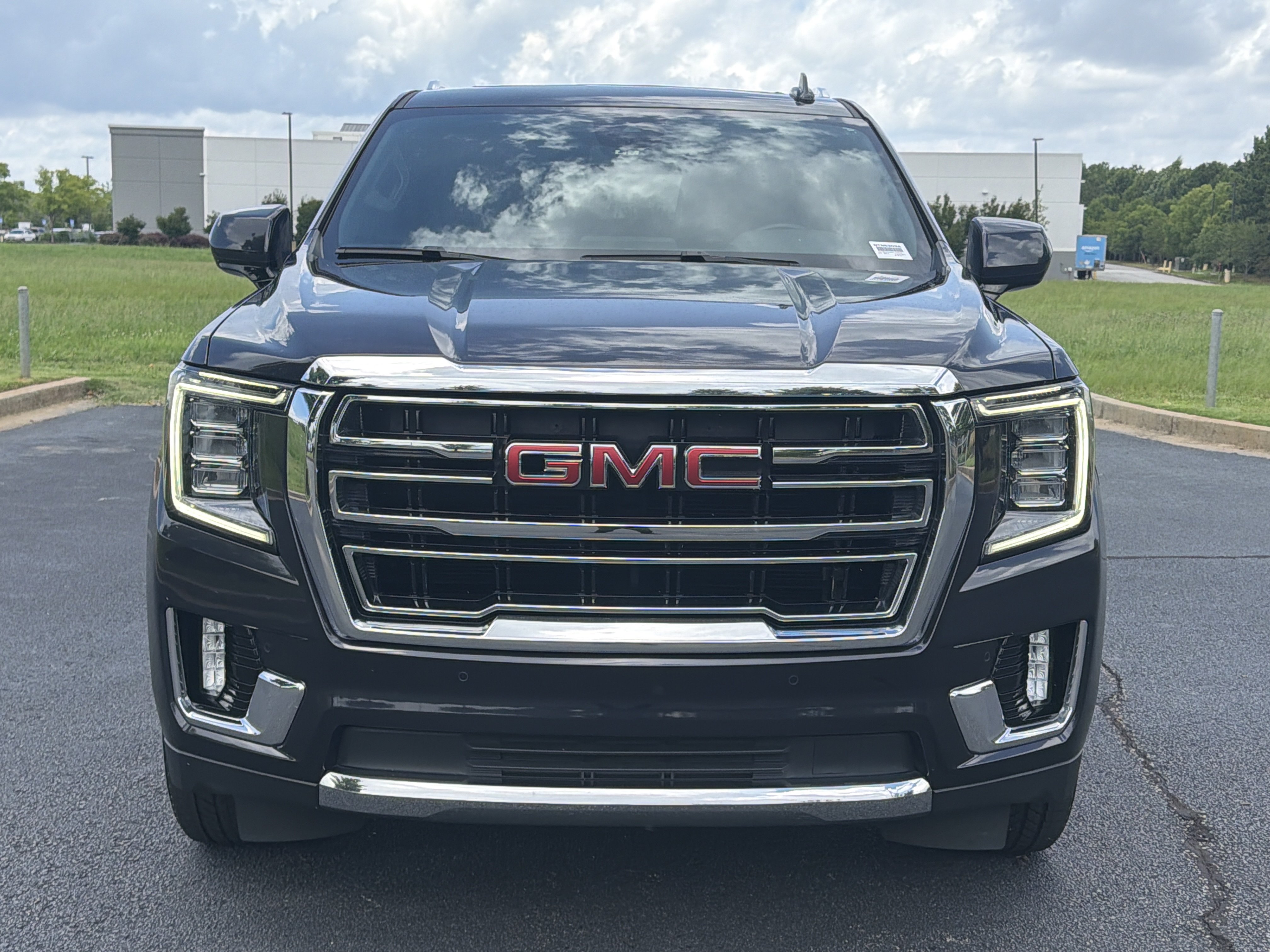 Used 2023 GMC Yukon XL SLT AWD/4WD image 3