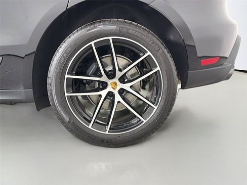 Certified 2026 Porsche Macan AWD/4WD image 12