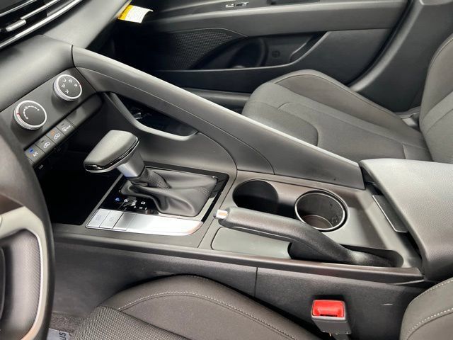 Used 2025 Hyundai Elantra SE FWD image 19