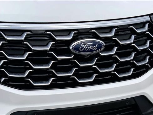 Certified 2025 Ford Explorer Platinum AWD/4WD image 30