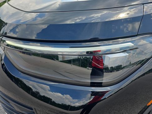 Used 2025 Volkswagen Tiguan SE image 29