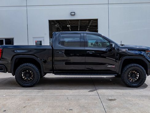 Used 2025 GMC Sierra 1500 AT4 w/ AT4 Premium Package AWD/4WD image 11