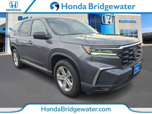 Used 2023 Honda Pilot LX image 1