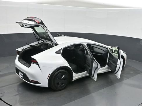 Used 2025 Toyota Prius LE FWD image 31