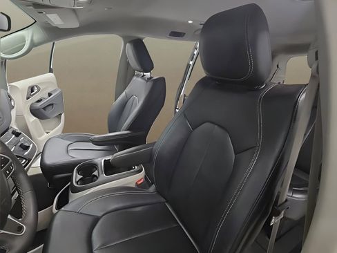 Used 2024 Chrysler Pacifica Touring-L image 13