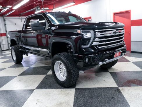 Used 2024 Chevrolet Silverado 2500 High Country w/ High Country Premium Package AWD/4WD image 3