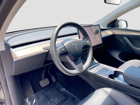 Used 2023 Tesla Model Y Long Range AWD/4WD image 9
