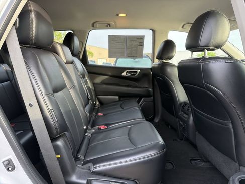 Used 2020 Nissan Pathfinder SL FWD image 18