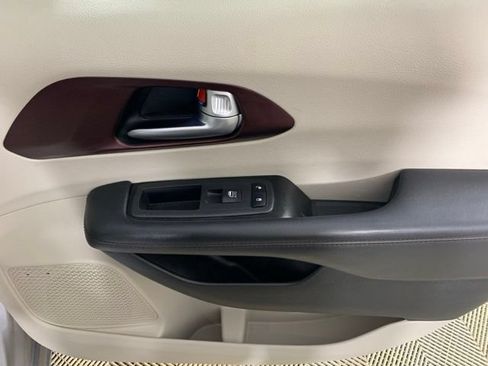 Used 2019 Chrysler Pacifica Limited w/ Advanced Safetytec Group FWD image 35