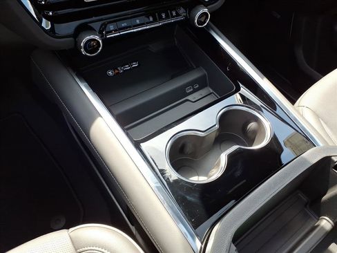 New 2026 Chevrolet Suburban Premier image 18