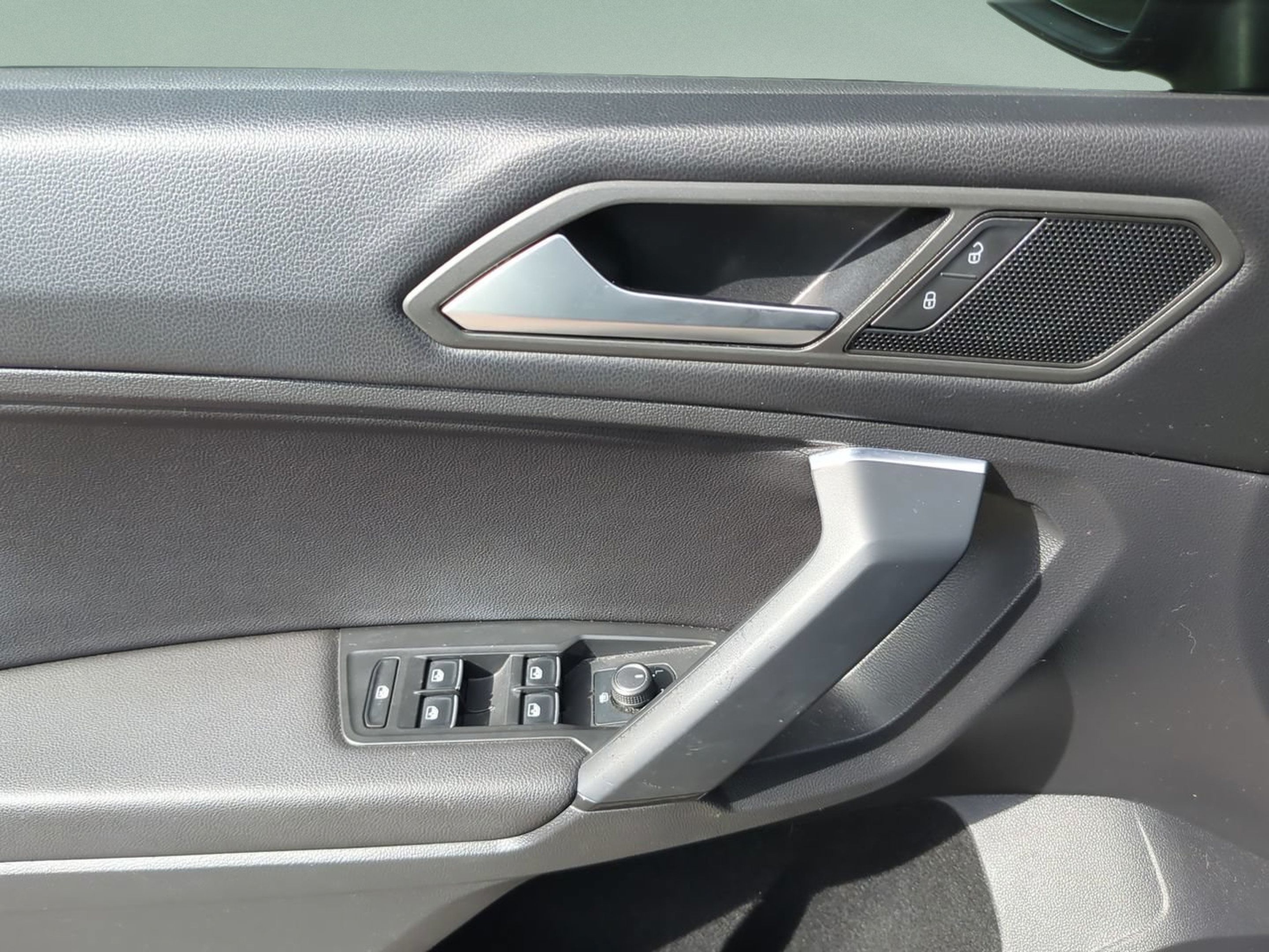 Used 2019 Volkswagen Tiguan SE w/ Panoramic Sunroof Package FWD image 17