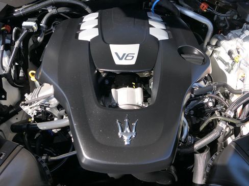 Used 2024 Maserati Levante GT Ultima image 31