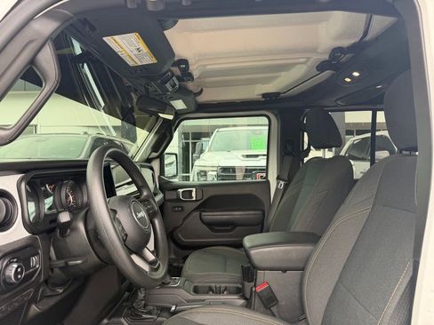 Used 2025 Jeep Gladiator Sport AWD/4WD image 8