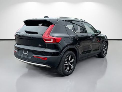 Used 2023 Volvo XC40 B5 Plus AWD/4WD image 3
