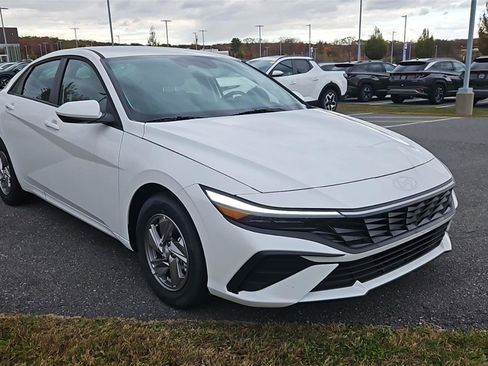 New 2025 Hyundai Elantra SE image 1